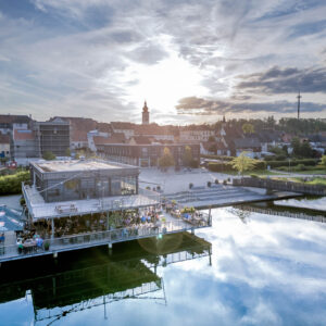 Blick auf Restaurant und Hotel und die Altstadt dahinter