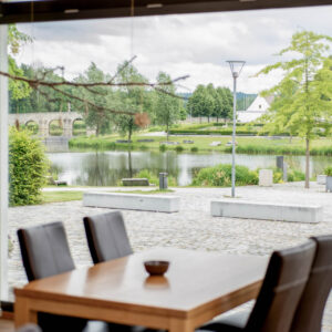 Frühstückssaal und Terrasse mit Blick ins Grüne und auf den See