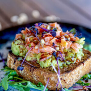 Avocadocreme mit Lachstatar auf rustikalem Brot - Restaurant Seenario