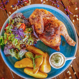 Grillhähnchen mit Salat der Saison und Rosmarinkartoffeln im Restaurant Seenario