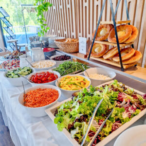 Wir planen Ihr perfektes Buffet - in unserer Dienstleistungspauschale ist alles enthalten, von der Raummiete über das Essen und die Getränke, bis hin zum Service