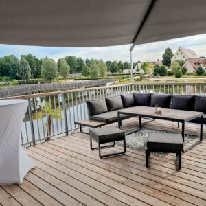 Terrasse mit Loungemöbeln, Sonnensegel sowie Stehtischen - Nutzen Sie unsere Ausstattung