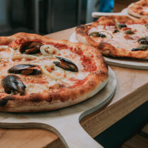 Pizza aus dem Steinofen: von Frutti di Mare, über Schinken-Salami bis hin zur klassischen Margherita